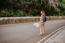 Mulher com mochila caminhando na trilha na natureza | Foto Premium