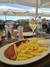 Currywurst Und Pommes Essen Lecker Currywurst