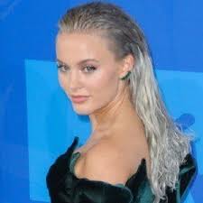 Zara har två år i rad vunnit pris för årets kvinnliga live artist på rockbjörnen och vann även årets genombrott 2013 på samma gala. Zara Larsson Bio Family Trivia Famous Birthdays