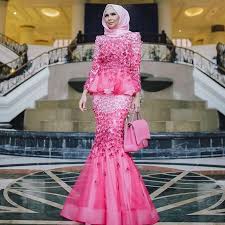 Sementara wanita memakai baju hangat dan kerudung setengah tutup. 25 Trend Terbaru Baju Raya Paling Cantik 2019 Little One Scandles