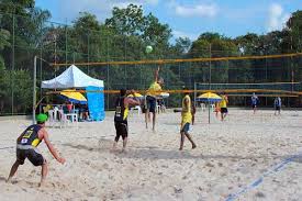 A quadra atravessada por uma rede que a divide em dois campos, entretanto, deve se localizar num espaço aberto e o chão deve ser arenoso. Areia Para Quadra De Volei Ligue 21 96019 3617