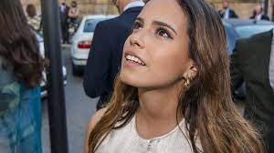 El momento más surrealista de Gloria Camila en plena calle con un fan de  Rocío Jurado