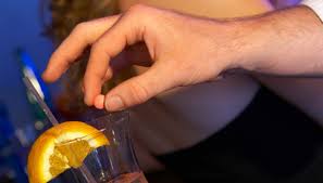 Si sarebbe fatto inviare dall'olanda nella sua casa di milano circa un litro di gbl, ossia la cosiddetta 'droga dello stupro'. La Cannuccia Che Cambia Colore Dice Se Nel Drink C E La Droga Supereva