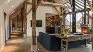 Ancienne Ferme Renovee Style Industriel Mur De Briques Poutres Apparentes Et Sol De Beton Cire Farmhouse Remodel Old Farm Houses Modern Family House
