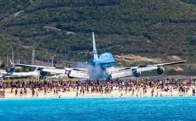 Klm Boeing 747 Arrival Into Sxm St Maartin Slightly Different Angle My Favorite Airport Landings Aircraft Aviation Airplane