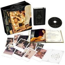 C'est sur le réseau social instagram notamment qu'il a fait le bonheur de ses fans en leur révélant qu'ils n'auraient plus longtemps à attendre avant d'entendre ses nouvelles compositions. Laura Laura88896190 Twitter