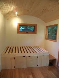 Weitere ideen zu bett selber bauen bett mit stauraum zimmer. Bett Mit Stufe Und Stauraum Bett Mit Stauraum Wohnung Bett Selber Bauen