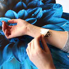 Tatuaż zmywalny na skórę, wykonany przy użyciu specjalnego, powlekanego papieru termotransferowego tattoo 2.1 firmy themagictouch jest bardzo prosty w aplikacji i jednocześnie całkowicie bezpieczny dla skóry. Tatuaz Usuwalny Podwoazka Tatuaz Podwiazki Czyli Szkice Tatuazu I Zdjecia Wirda Purnawati