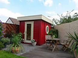 10 She Shed Ideen Das Gartenhaus Fur Die Frau Gartenhaus Gartenhaus Holz Holzgartenhaus