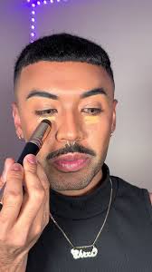 Como lograr una nariz pequeña y esculpida usando la brocha de gelatina de  doble punta de @revlon 😍 Déjenme saber que otro truco de contorno  quisieran que yo pruébe! Cómpte los productos de ábajo en ...