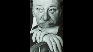 Peter Alexander (verkleidet als "Obermedizinalrat Moser") und Theo Lingen  in "Hurra, die Schule brennt" im Jahr 1969. Gedreht wurde die Szene im  Lehrerzimmer des Maximiliansgymnasiums in München-Schwabing. Die Szene  spielt aber im