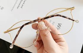 Vous voulez trouver des lunettes qui vous vont à la perfection? Lunettes Arrondies Dore La Petite Touche Glamour