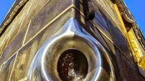 Hajar aswad adalah batu yang berada pada salah satu sisi ka'bah yang kita disunnhakan untuk menciumnya jika mampu pada saat haji dan umrah. Hajar Aswad Batu Yang Turun Dari Surga Dengan Cahaya Terang
