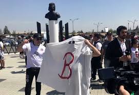 Los hinchas de racing disfrutan el presente del rojo./caption el fantasma de la b presentó su nuevo video. El Troleo De Colo Colo A La U Con El Fantasma De La B Besoccer