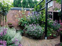 pin by josita luttenberg on tuinen small backyard gardens cottage garden urban garden