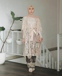 Aplikasi ini berisi contoh kebaya brokat modern serta tips memilih kebaya agar sesuai dengan postur tubuh serta sesuai dengan jenis acara yang ingin this application contains examples of modern brocade kebaya as well as tips on choosing a kebaya to fit your posture and according to the type of. Inspiratif Cek 35 Inspirasi Kebaya Modern Untuk Wanita Berhijab Updated 2021 Bukareview