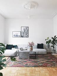 Einen nachttisch und eine nachttischlampe kannst du wunderbar improvisieren, zum beispiel mit einem schönen hocker und einer schlichten schreibtischleuchte. Solebich Stellt Vor 10 Neue Wohnungseinblicke Solebich De