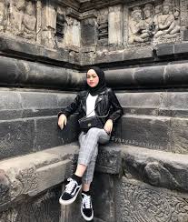 Download the perfect photoshoot pictures. Mende Kau Ni Street Hijab Fashion Hijab Fashion Modern Hijab Fashion