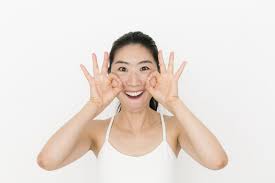 目を大きく開き 頬の筋肉を持ち上げるように 口角を上げてにっこりと笑います 下の歯は見せず 上の歯だけが見えるように そのまま下唇を内側 下の歯に巻き込むイメージ に巻き込んで10秒キープ このとき 少しアゴを出します 次に親指と人差し指でokを