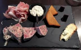 Dr Wine 25 Vins Au Verres Et Planches De Cochonnailles Chez Ce Docteur Un Peu Special Bar A Vin Vins Bar
