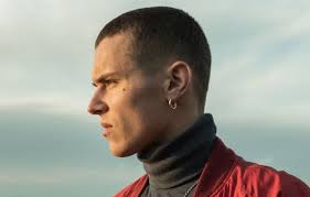 Tras algo más de dos años de relación, la ruptura llegó a raíz de ese asunto. Chi E Aron Piper Da Star Di Elite A Neodivo Pop Rolling Stone Italia