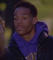 I ain't gone lie, I would've folded so fast for Marlon in the 90s 😮‍💨