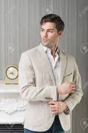 Quel pantalon avec veste ? Modele Homme En Veste De Lin Beige Clair Chemise Blanche Et Jean Bleu Pres De La Cheminee Banque D Images Et Photos Libres De Droits Image 72490525