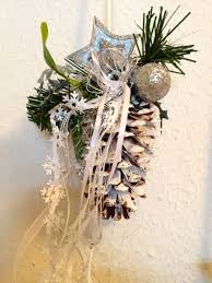 Weihnachtsdeko Tannenzapfen Deko 2 Stck Weiss Silber Grun Ein Designerstuck Von Gittirai Bei Dawanda Weihnachtsbasteln Basteln Weihnachten Deko Basteln