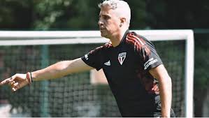 Devido à quarta de final do paulistão contra a ferroviária, que será nesta sexta (14), o tricolor deve usar um time praticamente reserva contra os uruguaios. Divsew71mrbqfm