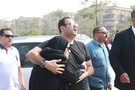 وكان أكرم حسني قد شارك فى حفل افتتاح مهرجان الجونة السينمائي الدولي، برفقة زوجته التي تدعى «لميس». Ø§Ù†Ù‡ÙŠØ§Ø± ÙˆØ§Ù„Ø¯Ø© Ø£ÙƒØ±Ù… Ø­Ø³Ù†ÙŠ Ø£Ø«Ù†Ø§Ø¡ ØªØ´ÙŠÙŠØ¹ Ø¬Ø«Ù…Ø§Ù† Ø²ÙˆØ¬Ù‡Ø§ ØµÙˆØ±