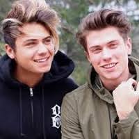 I loro brani freschi e orecchiabili hanno conquistato in tantissimi, restando fissi in vetta alle classifiche, tanto da diventare, ormai, dei classici della musica pop amore vieni con me. Testo New York Di Benji Fede