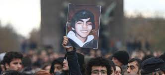 Juni 2013 während der proteste in der türkei verletzt wurde und nach neunmonatigem koma an der ihm zugefügten schussverletzung starb. No Justice Yet For 14 Year Old Berkin Elvan Killed By Police In 2013 Ahval