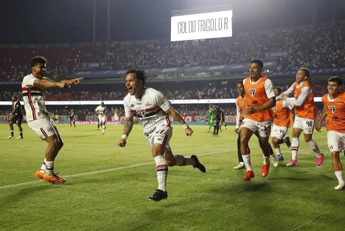 S&atilde;o Paulo vence o Vasco no Morumbis e se afasta do perigo do rebaixamento &ndash; REVISTA PARAN&Aacute;