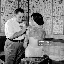 Tattooist Les Skuse at work