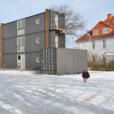 Bei containerbauweise handelt es sich um ein bausystem, das auf der kombination von raummodulen basiert. Wohnen Im Frachtcontainer Die Luxus Quader Manager Magazin