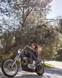 Rider Girl On Harley Davidson Custom Harleydavidsonchoppersvintage Fotografi