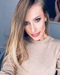 Cei doi au împlinit doi ani de când formează un cuplu, iar gabriela a vrut să îi facă o surpriză prezentatorului de la. Cine Este Gabriela PrisÄƒcariu Logodnica Lui Dani OÈ›il Dcnews