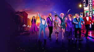 Un grupo de estrellas de teatro hilarantemente obsesionadas con sí mismas se adentra en un pequeño pueblo conservador de indiana en apoyo de una chica de secundaria que quiere llevar a su novia al. The Prom Netflix Official Site