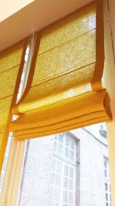 Un Store Bateau En Lin Jaune Anise Dans Cet Appartement Parisien Realisation Lina Forlino Store Bateau Appartement Parisien Stores