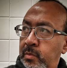 El célebre locutor Sergio Rod en la entrega de premios de parte de Núcleo  Radio Mil y la XEBS AM Radio Sinfonola de música ranchera, a una señora ama  de casa con