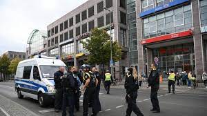 Wir präsentieren dir hier immer die. Bankuberfall In Berlin Kopenick Sek Sturmt Postbank Tater Festgenommen News De