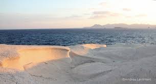 Sarakiniko på nordkysten af milos er en af de mest imponerende strande i hele grækenland. Sarakiniko Auf Dem Weissen Mond Von Milos Indigoblau Reiseblog Nachhaltig