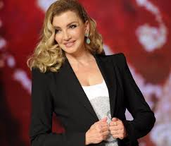 L'età del giornalista e conduttore televisivo, dunque, è di 41 anni. Milly Carlucci Eta Altezza Peso Nome Vero Il Marito E I Figli Le Sorelle