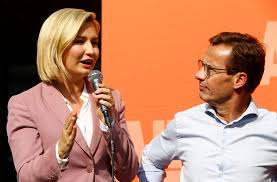 Ebba busch thor han knappt meddelat att hon skulle skiljas förrän hon åter stod vid sin makes sida. Ebba Busch Thor Vil Ga I Regjering Med M Med Stotte Av Sd Document