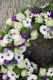 Purple and white funeral flowers. Weiss Und Lila Blumen Sympathie In Einem Trauerkranz Detail Lizenzfreie Fotos Bilder Und Stock Fotografie Image 16186981