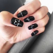 Short Black Acrylic Nails With Glitter 56 Charming Black Nail Art Designs To Try This Winter Koromotletek Korommintak Diy Kormok