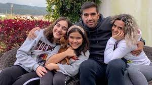 Maybe you would like to learn more about one of these? Abel Ferreira Reencontra Familia Em Portugal E Faz Triplice Agradecimento Istoe Independente