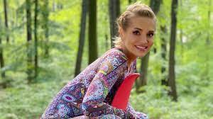 Her music career began at the age of nine, after being cast in the television musical zázračný autobus (1981). Dara Rolins Laska Official Video Youtube