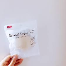 ダイソーでも買える お肌ツルツル こんにゃくスポンジ が話題 100均 メイク 美容 ナチュラルメイク