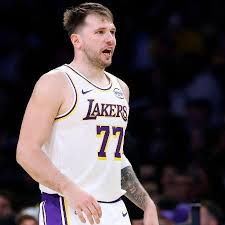 Ex-WWE detona Doncic: 'Tome injeção e aguente. Te pagam R$ 226 mi por ano'